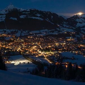 Ausblick auf Kitzbühel bei Nacht
